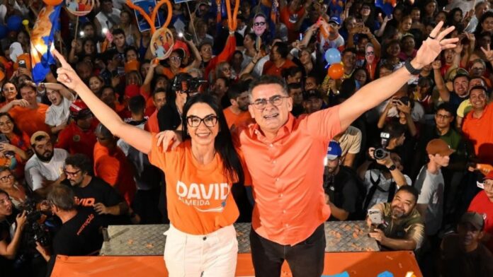 David Almeida e Shádia Fraxe durante convenção que oficializou a chapa para o Governo do Amazonas nas eleições de 2026.