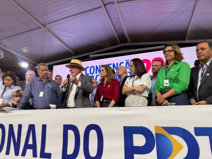 Lideranças do PDT e do PT durante convenção nacional que oficializou a aliança para as eleições de 2026.