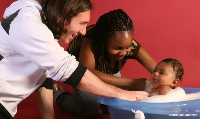 Montagem com Lionel Messi e Lamine Yamal ao lado da foto feita em 2007 durante campanha beneficente da Unicef, antes da final da Copa do Mundo.