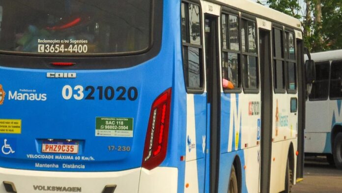 Ônibus do transporte coletivo circulando durante o terceiro dia da greve dos rodoviários em Manaus.