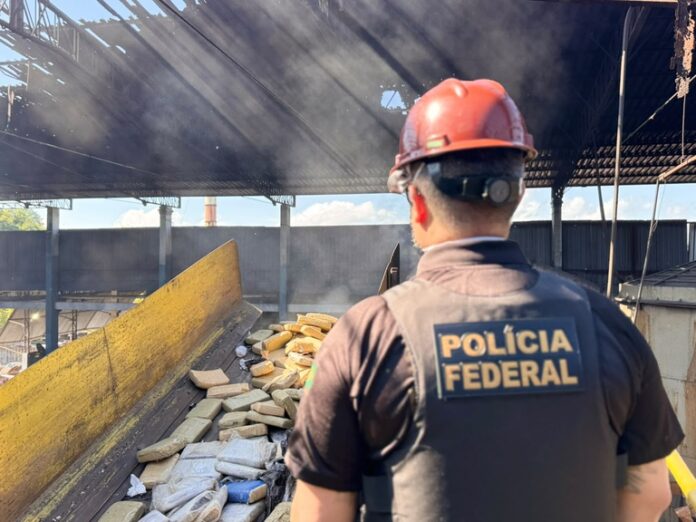 Drogas apreendidas pela Polícia Federal antes de serem incineradas em Manaus.