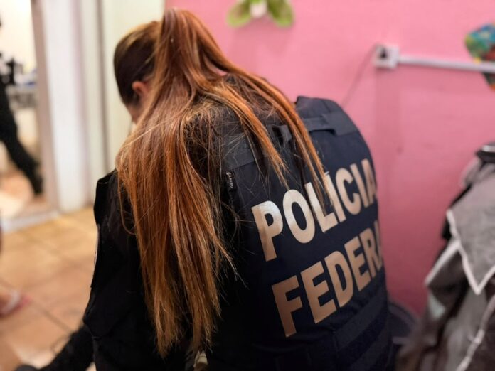 Equipamentos eletrônicos apreendidos pela Polícia Federal durante investigação sobre abuso sexual infantojuvenil em Manaus.