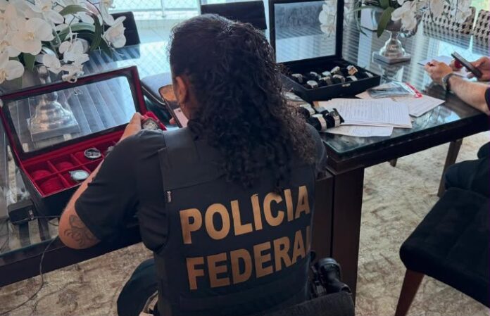 Agentes da Polícia Federal durante cumprimento de mandados da Operação Reduto, que investiga fraudes em licitações e desvio de recursos públicos em Rondônia e no Amazonas.