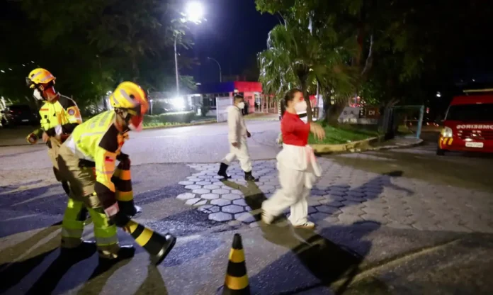 Equipes de emergência atuam no resfriamento dos tanques da Innova após vazamento de estireno no Distrito Industrial de Manaus.