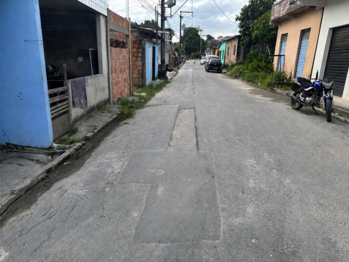Equipe da Ageman realiza vistoria em trecho da rua Omágua, em Manaus, onde foi aplicada multa à Águas de Manaus por falhas na recomposição do pavimento após obras de esgotamento sanitário.