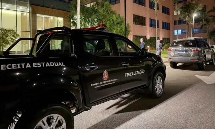 Agentes durante cumprimento de mandados da Operação Distrato, que investiga um esquema de fraude com créditos falsos de ICMS em São Paulo.