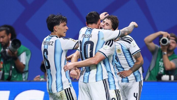 Jogadores da seleção da Argentina comemoram a classificação às quartas de final após vitória de virada sobre o Egito na Copa do Mundo de 2026.