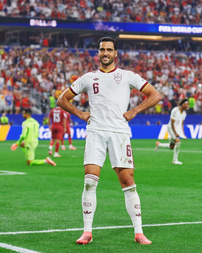 Jogadores da Espanha comemoram o gol da vitória sobre Portugal nas oitavas de final da Copa do Mundo de 2026.
