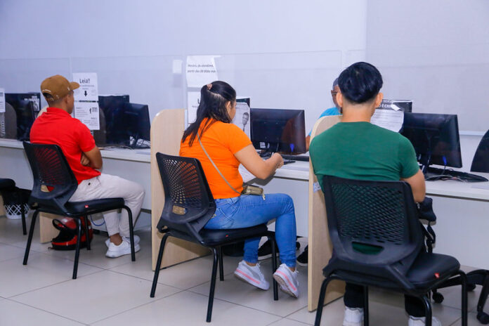 Candidatos sendo atendidos em unidade do Sine Manaus durante seleção para 779 vagas de emprego oferecidas pela Prefeitura de Manaus.