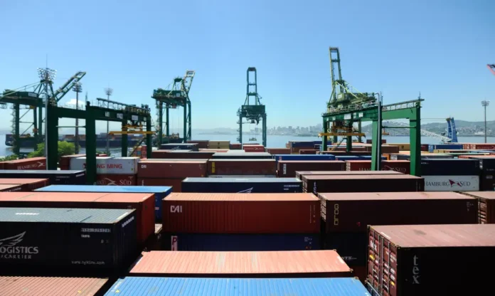 Contêineres destinados à exportação após a entrada em vigor da tarifa adicional de 25% dos Estados Unidos sobre produtos brasileiros.