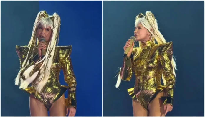 Xuxa se apresenta com figurino de show durante a turnê O Último Voo da Nave, em São Paulo.