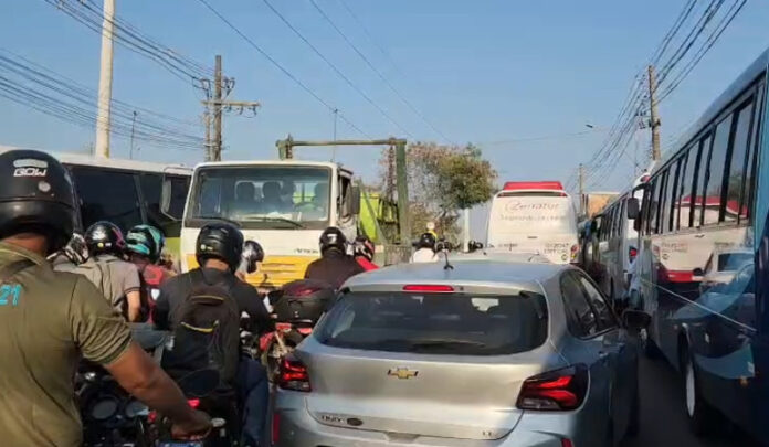Transporte especial em Manaus tem paralisação de motoristas por reajuste salarial.