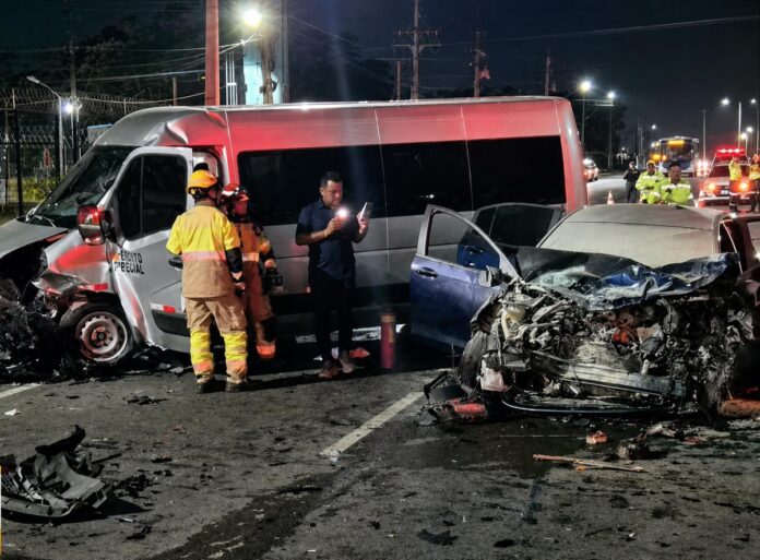 Veículos envolvidos em grave acidente na Avenida do Turismo, em Manaus, que deixou um motorista morto e crianças feridas.