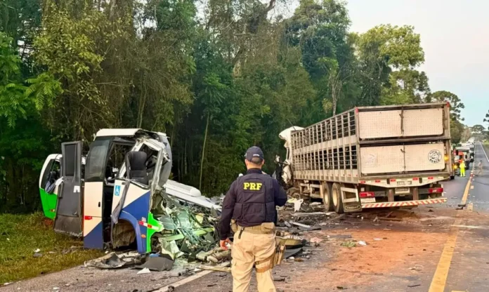 Acidente no Paraná entre micro-ônibus e carreta deixa 23 mortos na BR-373.