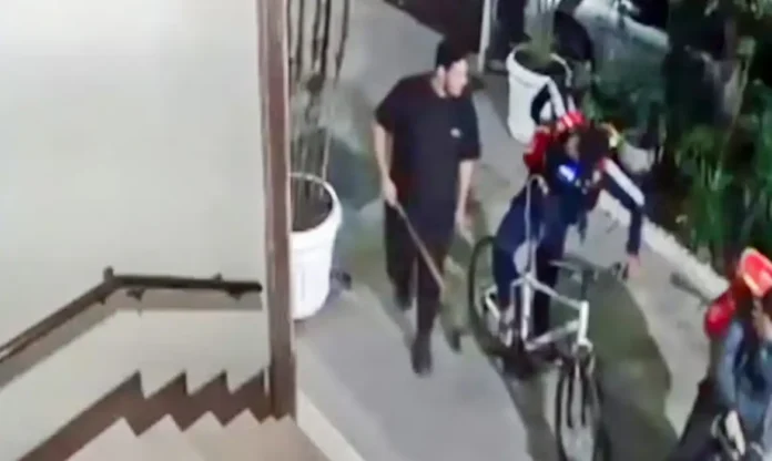 Ciclista morto no Rio após espancamento em Copacabana; dois seguranças foram presos.