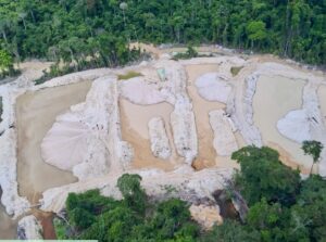 Máquinas e equipamentos inutilizados durante operação contra o garimpo ilegal na Terra Indígena Baú, no Pará.