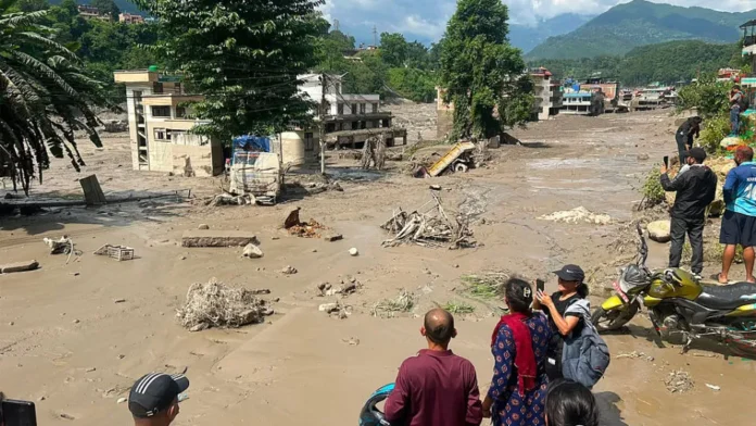 Avalanche de lama no Nepal destrói vilas na fronteira com o Tibete e deixa dezenas de mortos.