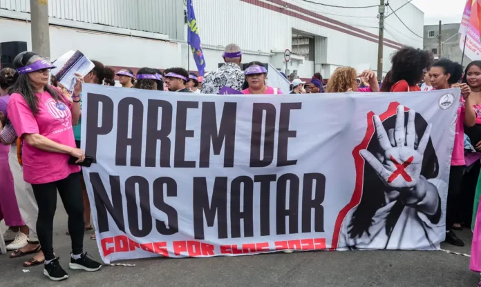 Manifestação pelo fim da violência contra as mulheres em matéria sobre os 20 anos da Lei Maria da Penha.