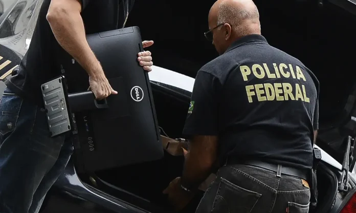 Agentes da Polícia Federal durante operação que investiga o senador Weverton Rocha por suspeitas relacionadas a fraudes no INSS