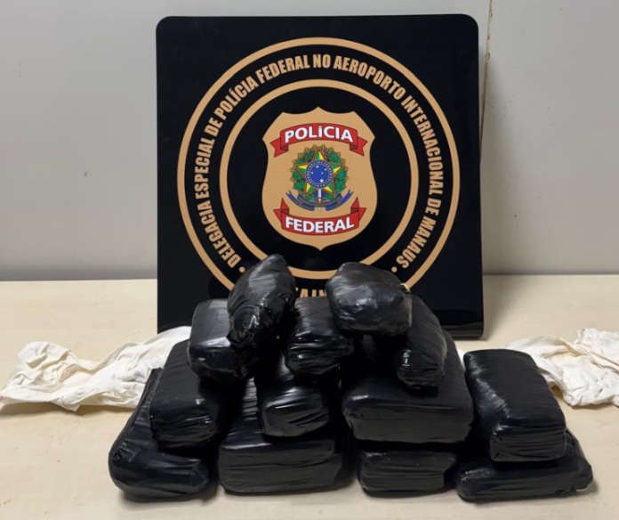 Prisão no Aeroporto de Manaus após PF encontrar maconha com passageira antes do embarque.