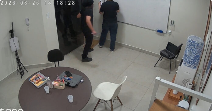 Adolescente que esfaqueou professor em Manaus é apreendido pela Polícia Civil.