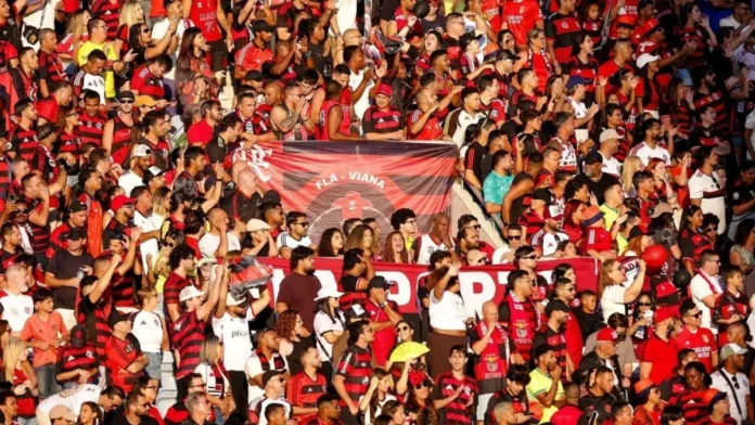 Torcedores do Flamengo nas arquibancadas durante jogo de futebol após clube liderar pesquisa sobre as maiores torcidas do Brasil.