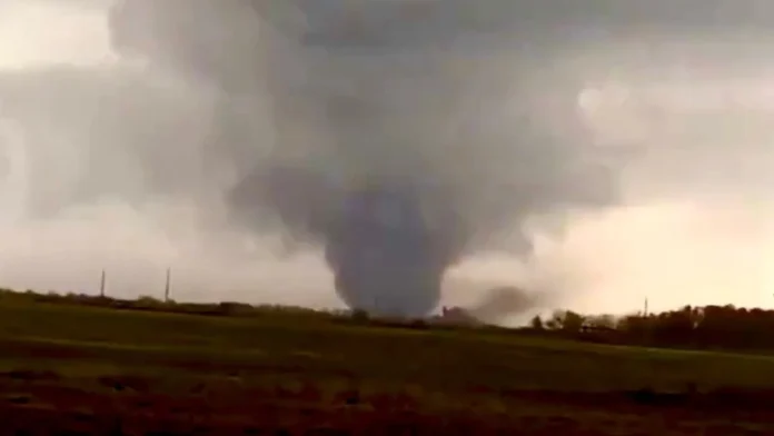 Tornado toca o solo em área rural da província de Santa Fé, na Argentina, durante forte tempestade.