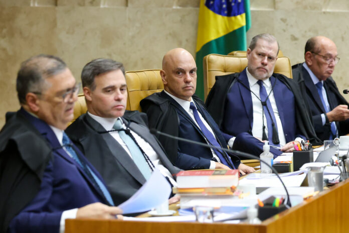 Julgamento de Moraes e Mendonça no STF terminou sem decisão após pedido de vista de Flávio Dino.