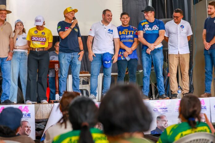 Adjuto Afonso fala a apoiadores durante agenda de campanha no município de Apuí