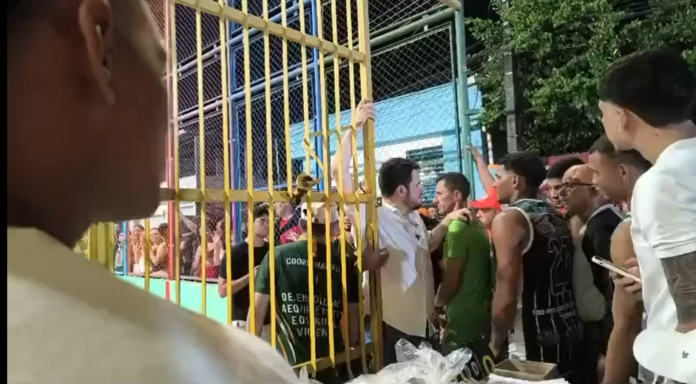 Prefeito Renato Jr. durante ação de entrega de cestas básicas no bairro Ouro Verde, em Manaus