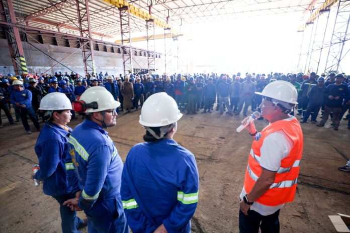 Adjuto Afonso conversa com trabalhadores durante visita ao Estaleiro Rio Amazonas, em Manaus.