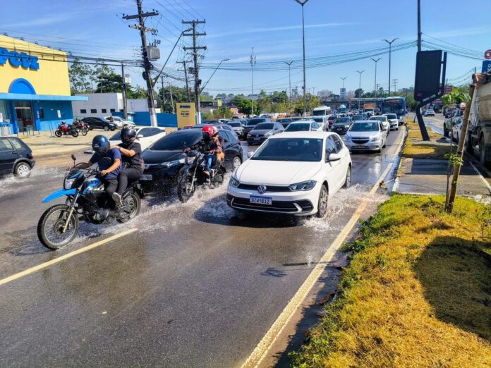 Água ocupa pista da avenida Torquato Tapajós após rompimento de adutora em Manaus.
