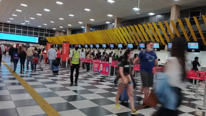 Passageiros em aeroporto durante espera por voo após atraso ou cancelamento.