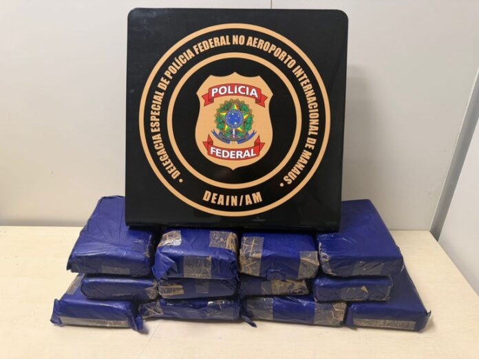 Prisão com skunk no Aeroporto de Manaus após PF encontrar 12 kg da droga em bagagem.