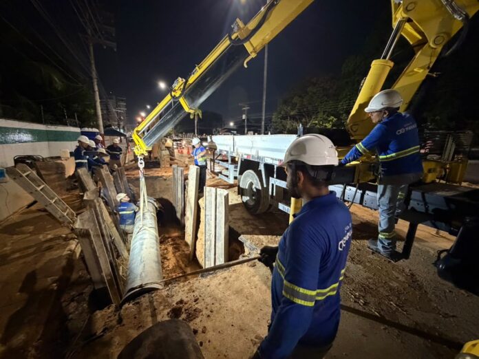Equipes trabalham na recuperação do abastecimento de água em Manaus após rompimento de adutora na Compensa.