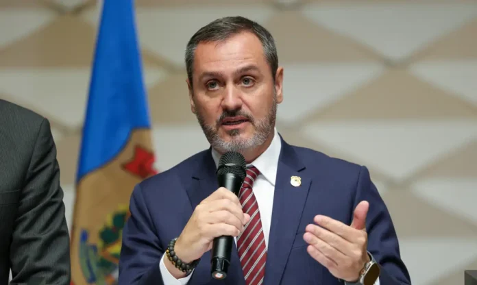 Mendonça afasta diretor da PF após alegar monitoramento sistemático por mais de 30 dias.