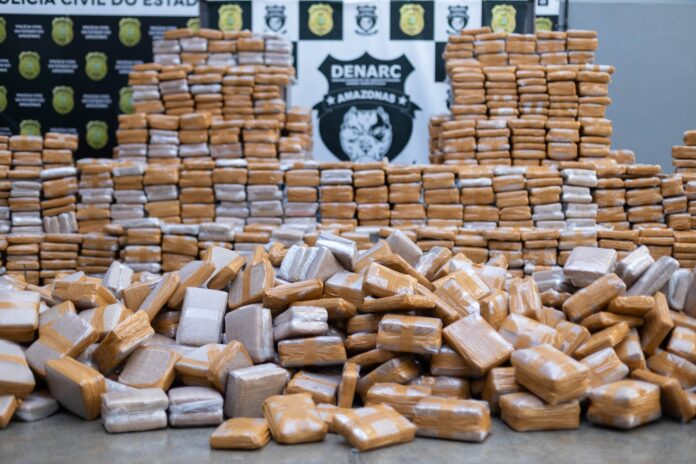 Apreensão de drogas no Amazonas encontra 2,5 toneladas de skunk em caminhões no bairro Aleixo, em Manaus.