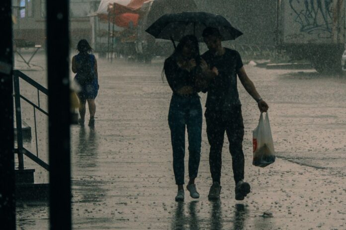 Céu de Manaus após chuva que melhorou a qualidade do ar na capital.
