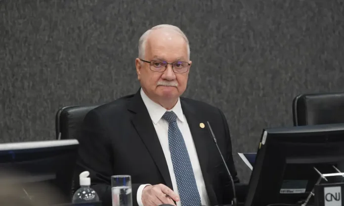 Investigação contra André Mendonça passa a tramitar separadamente no STF após decisão de Edson Fachin.