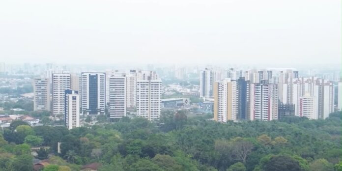 Fumaça em Manaus encobre a capital e pode ter origem em queimadas de outras regiões.