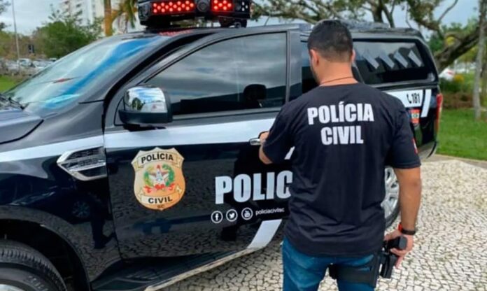 Viatura da Polícia Civil durante operação contra grupo investigado por tráfico de drogas em quatro estados.