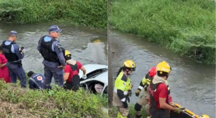 Carro danificado dentro de igarapé após acidente na Avenida das Flores, em Manaus