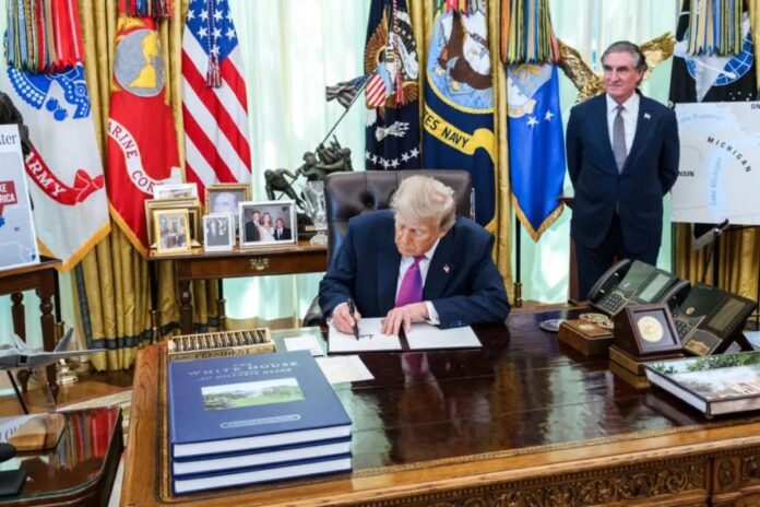 Donald Trump apresenta documento sobre PCC e Comando Vermelho com críticas ao combate às facções no Brasil.