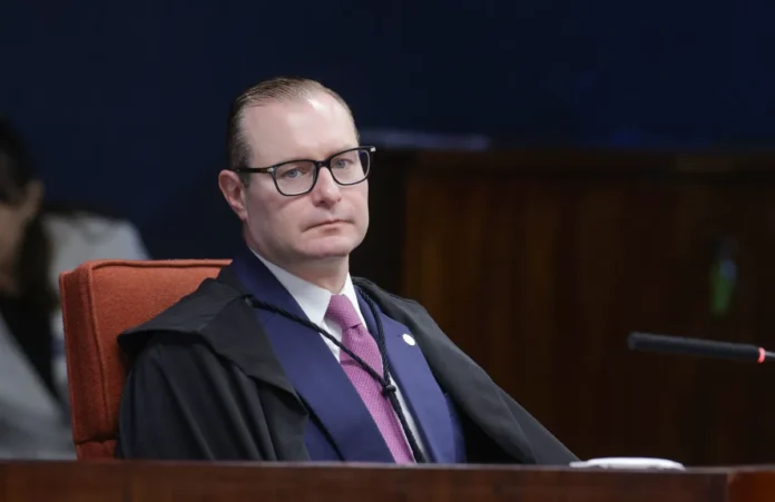 Dados do celular de Vorcaro foram entregues pela PF ao ministro Cristiano Zanin.