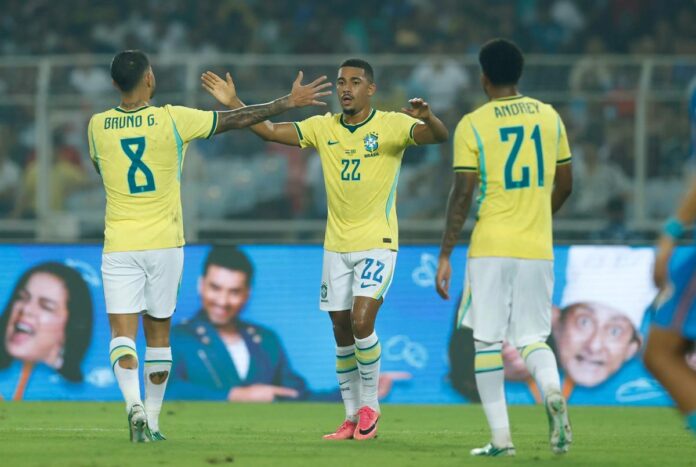 Brasil goleia Índia com jogadores comemorando em Calcutá