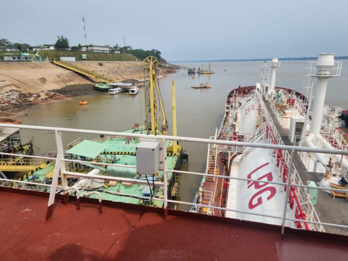 Embarcação da Transpetro utilizada em operação logística de abastecimento de combustíveis na Região Norte.