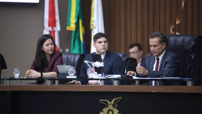Deputados estaduais durante sessão em que foram analisados projetos aprovados pela Aleam.