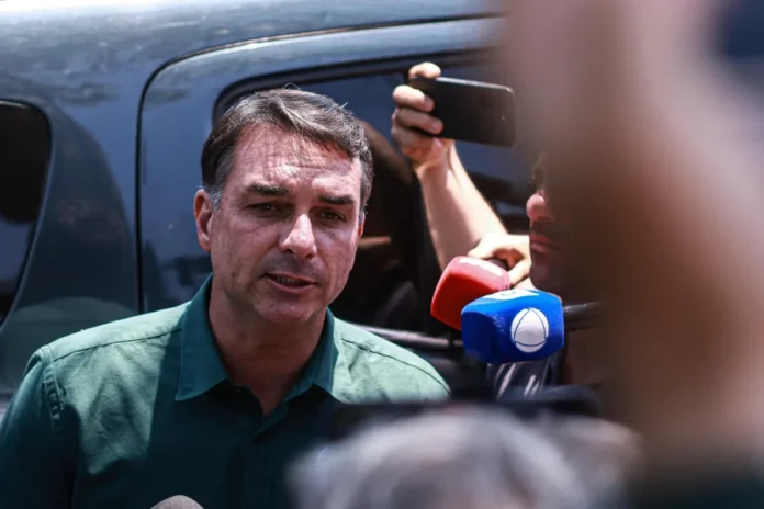 Flávio Bolsonaro apoia o fim da escala 6x1 após visitar Jair Bolsonaro