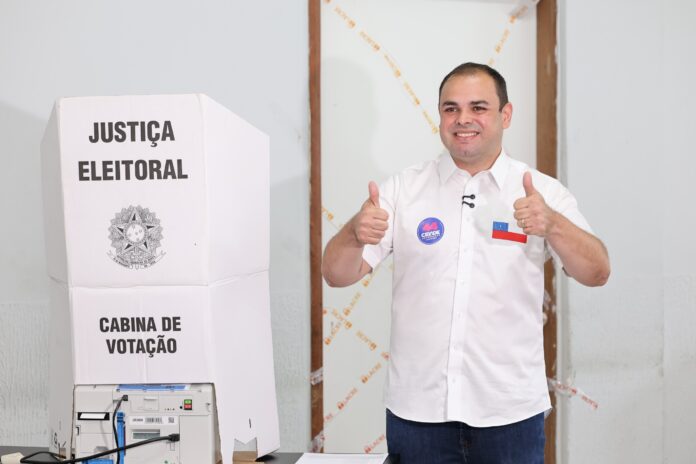 Roberto Cidade vota em Manaus no primeiro turno das eleições