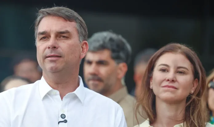 Flávio Bolsonaro participa de missa e aguarda horário para visitar o pai